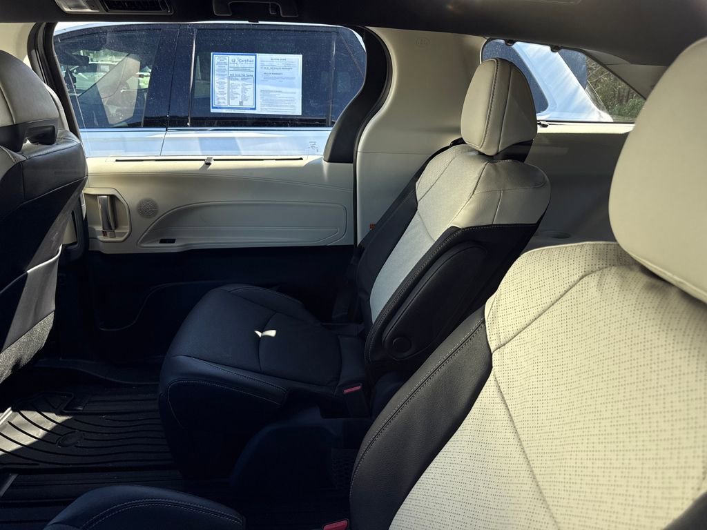 Used 2026 Toyota Sienna Limited image 18