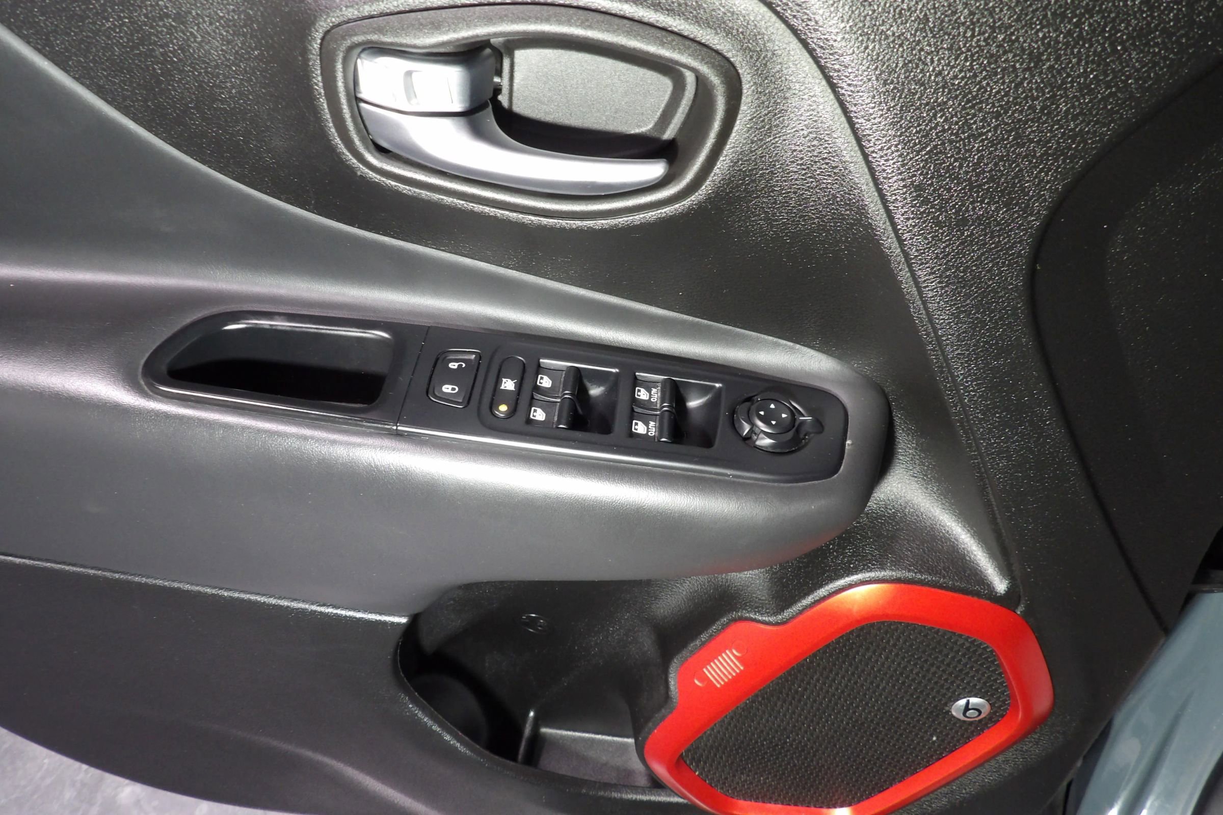 Used 2018 Jeep Renegade Trailhawk AWD/4WD image 12