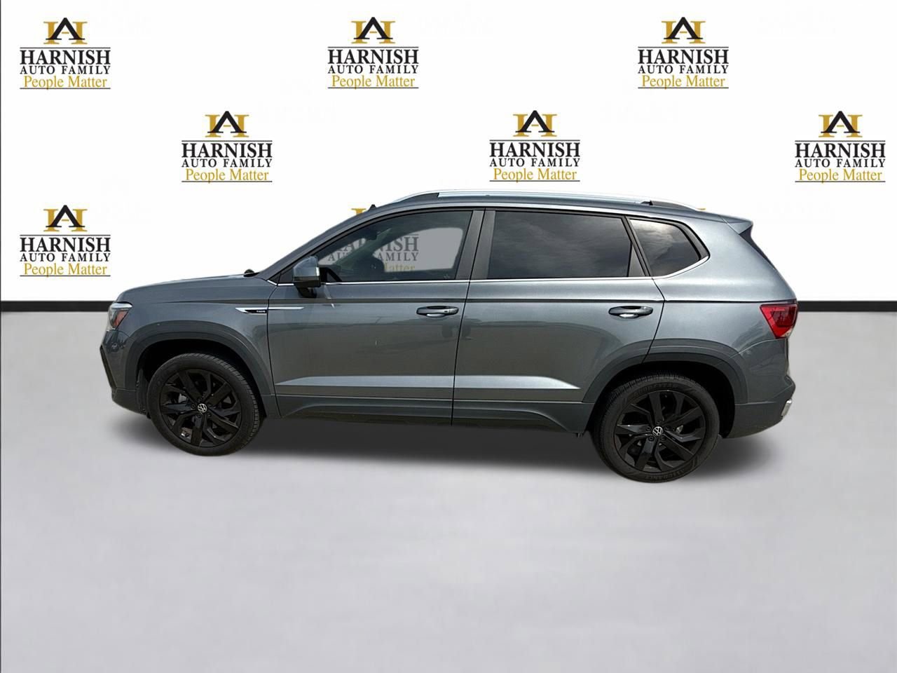 Used 2022 Volkswagen Taos SE w/ Panoramic Sunroof Package FWD image 2