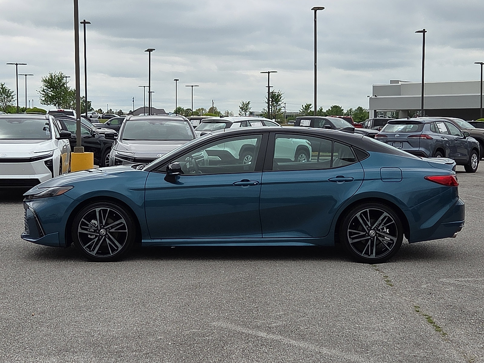 Used 2025 Toyota Camry XSE image 3