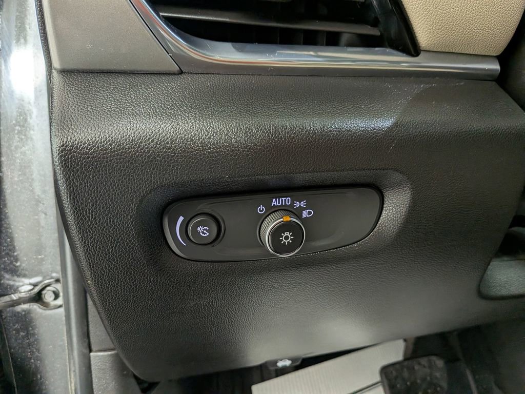 Used 2022 Chevrolet Traverse LT image 19