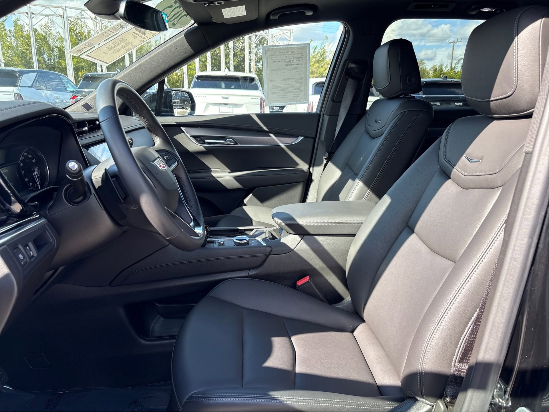 New 2025 Cadillac XT6 Luxury image 9