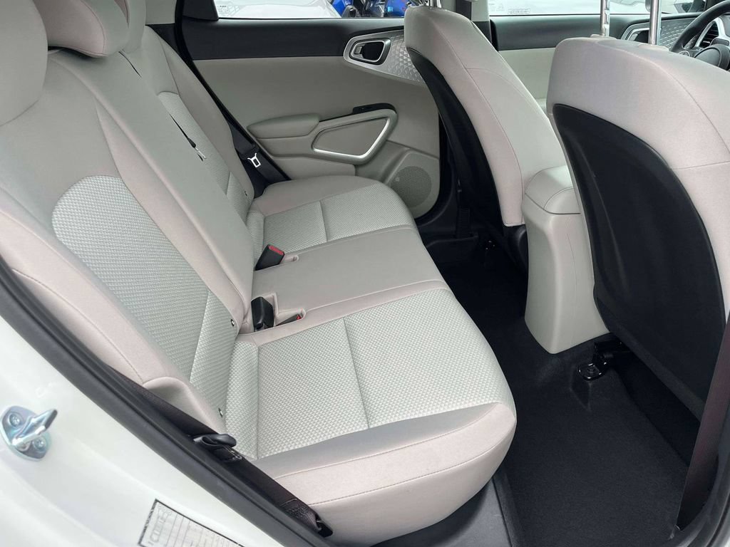 Used 2025 Kia Soul LX w/ LX Technology Package FWD image 9