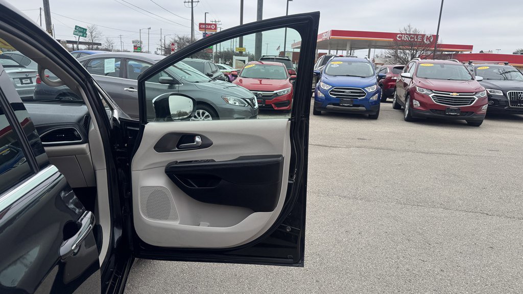 Used 2019 Chrysler Pacifica Limited w/ Tire & Wheel Group FWD image 28