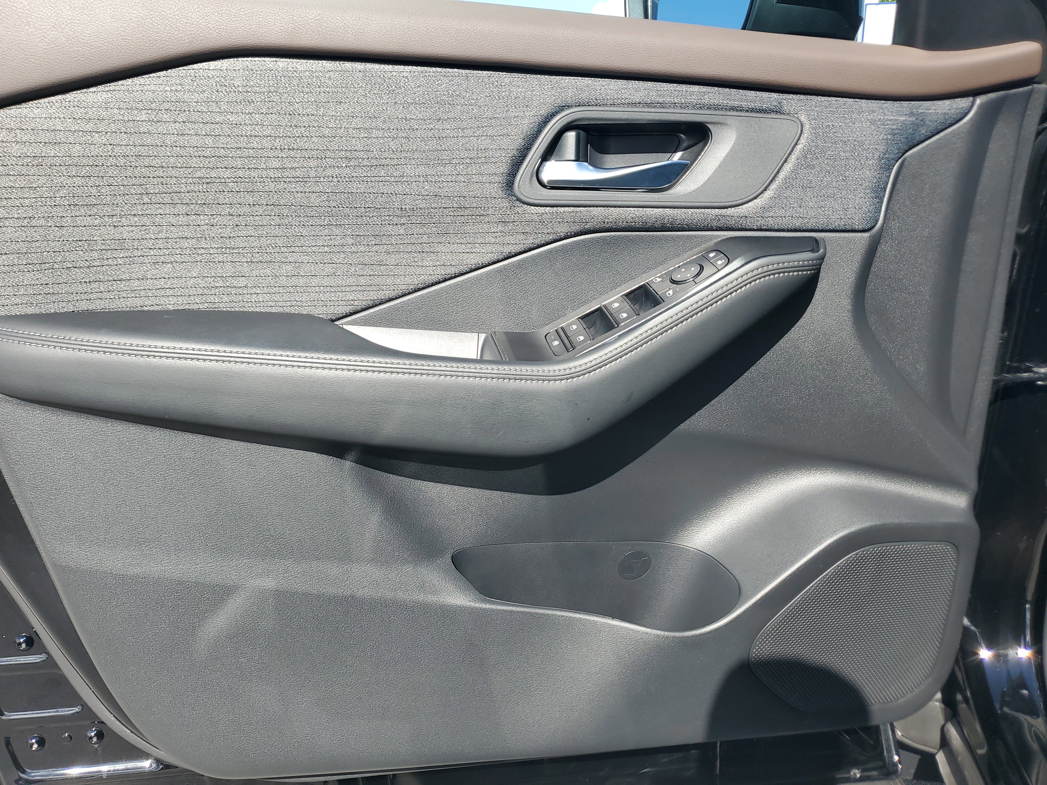 Used 2022 Nissan Rogue SV image 22