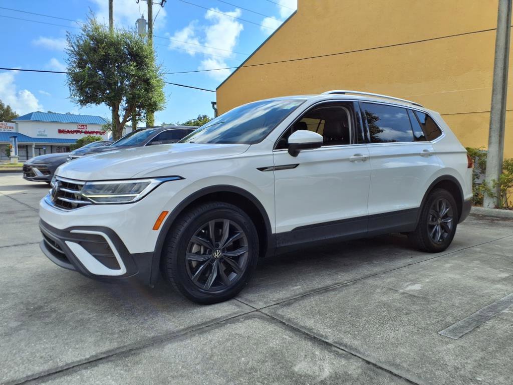 Used 2022 Volkswagen Tiguan SE w/ Panoramic Sunroof Package image 3