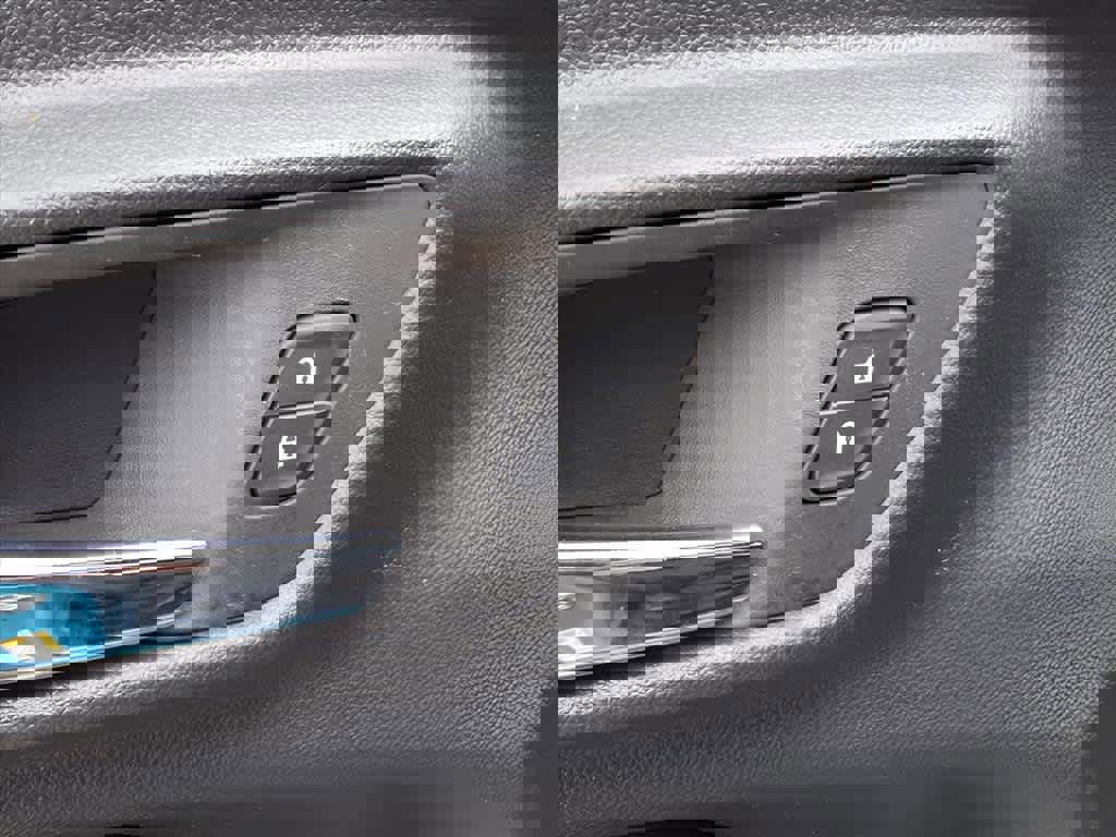 Used 2025 Chevrolet Trax RS w/ Sunroof Package image 13