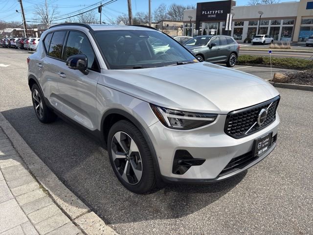 Used 2025 Volvo XC40 B5 Plus AWD/4WD image 7