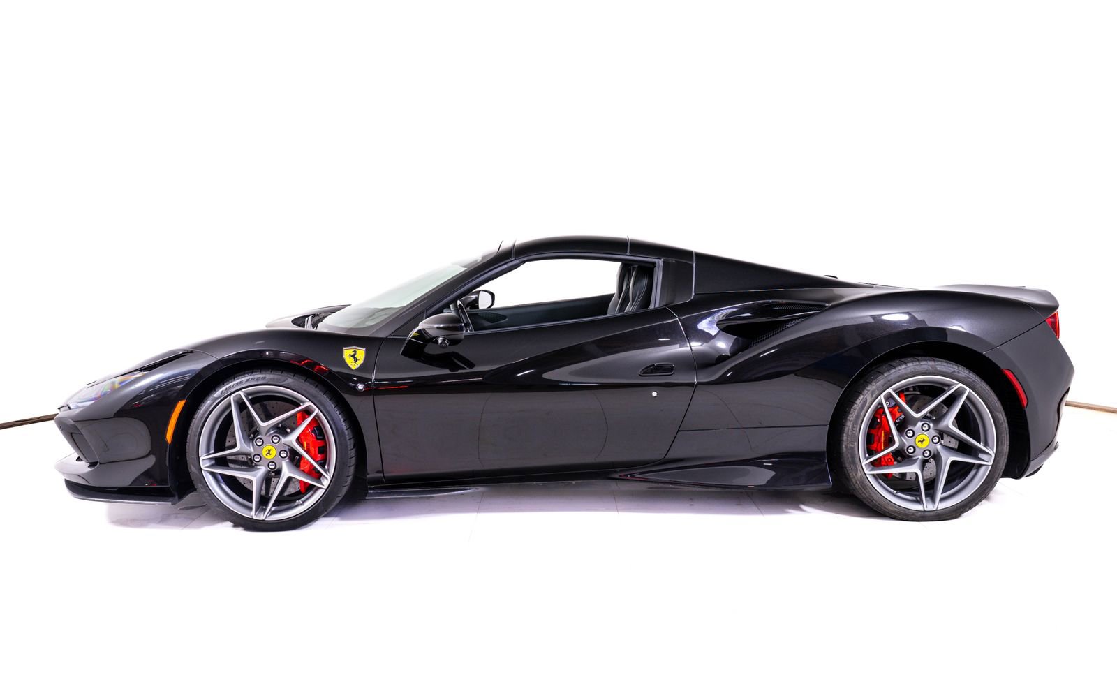 Used 2021 Ferrari F8 Tributo image 3