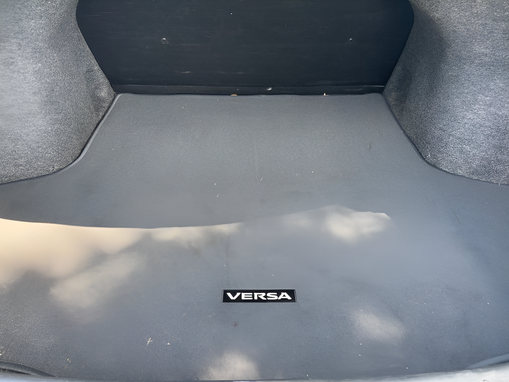 Used 2012 Nissan Versa SV FWD image 6