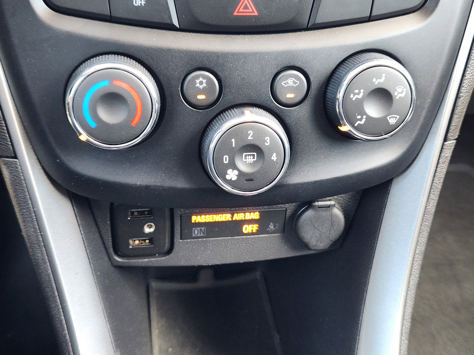 Used 2020 Chevrolet Trax LT w/ LT Convenience Package FWD image 14