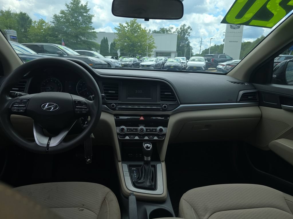 Used 2020 Hyundai Elantra SE w/ Winter Weather Package FWD image 13