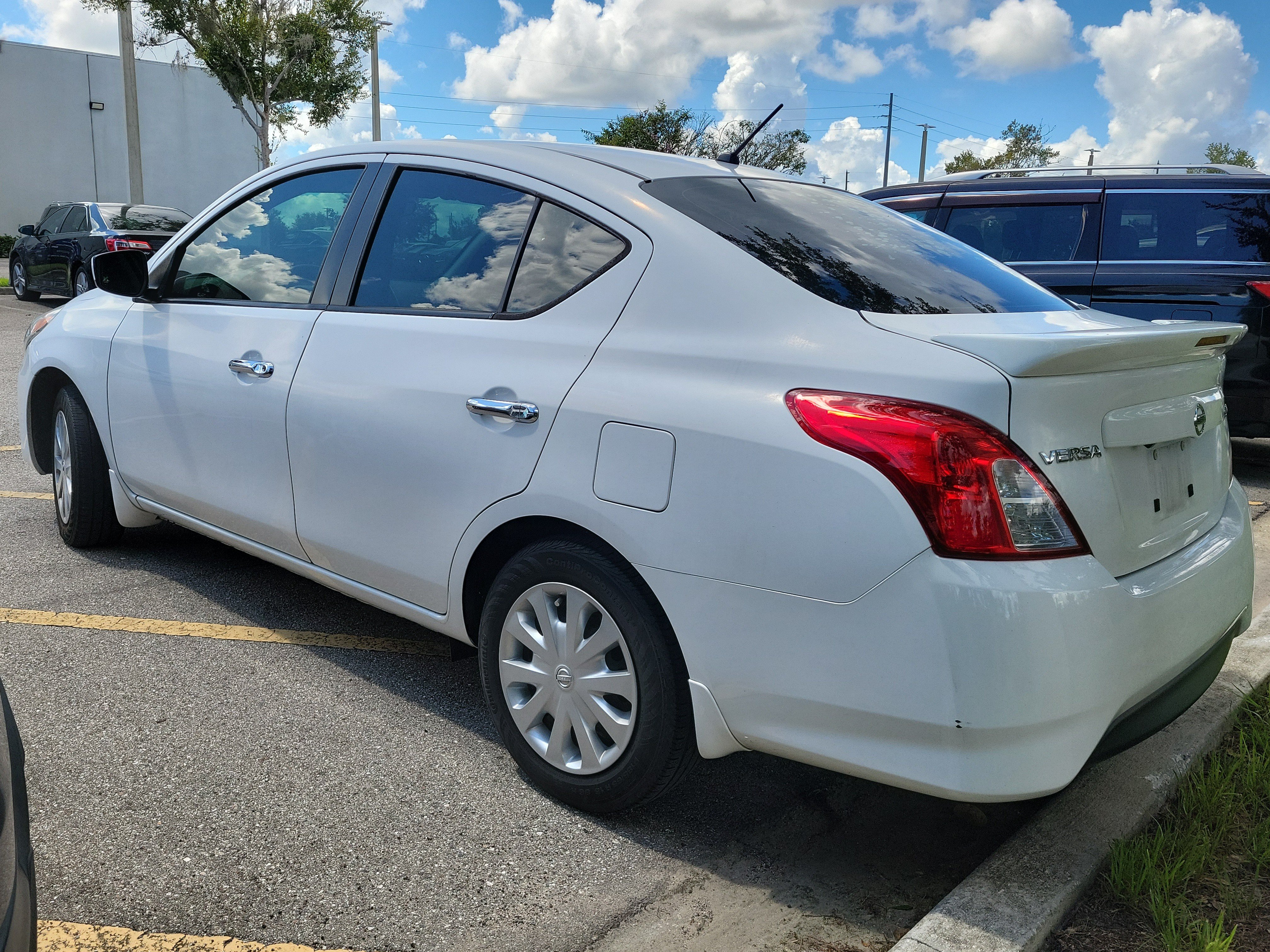 Used 2019 Nissan Versa SV FWD image 4