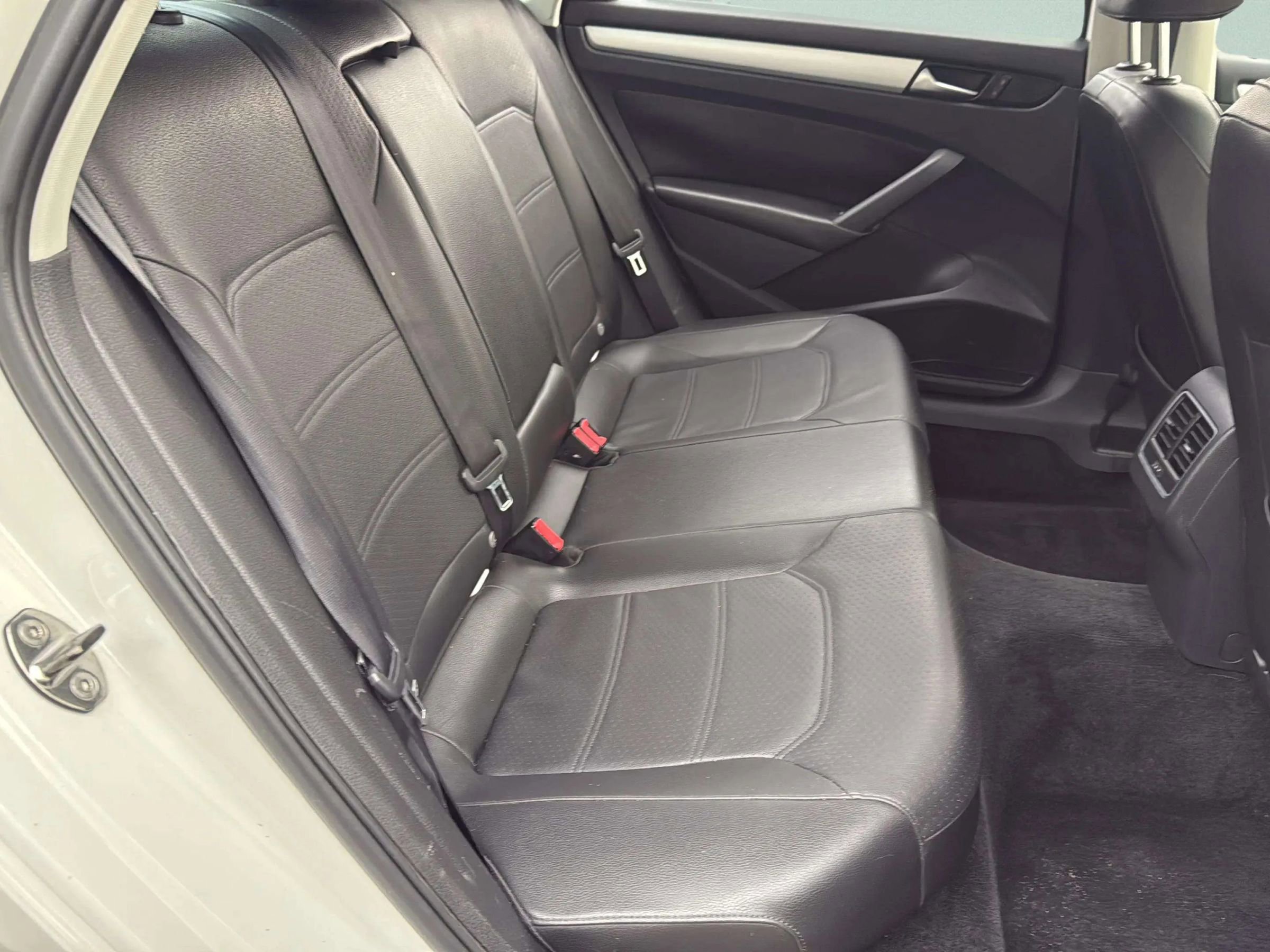 Used 2013 Volkswagen Passat TDI SE image 24