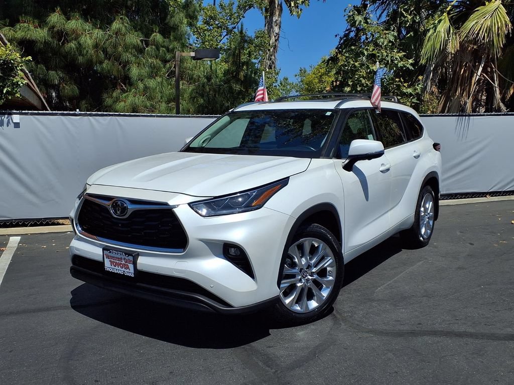 Used 2023 Toyota Highlander Limited FWD image 25