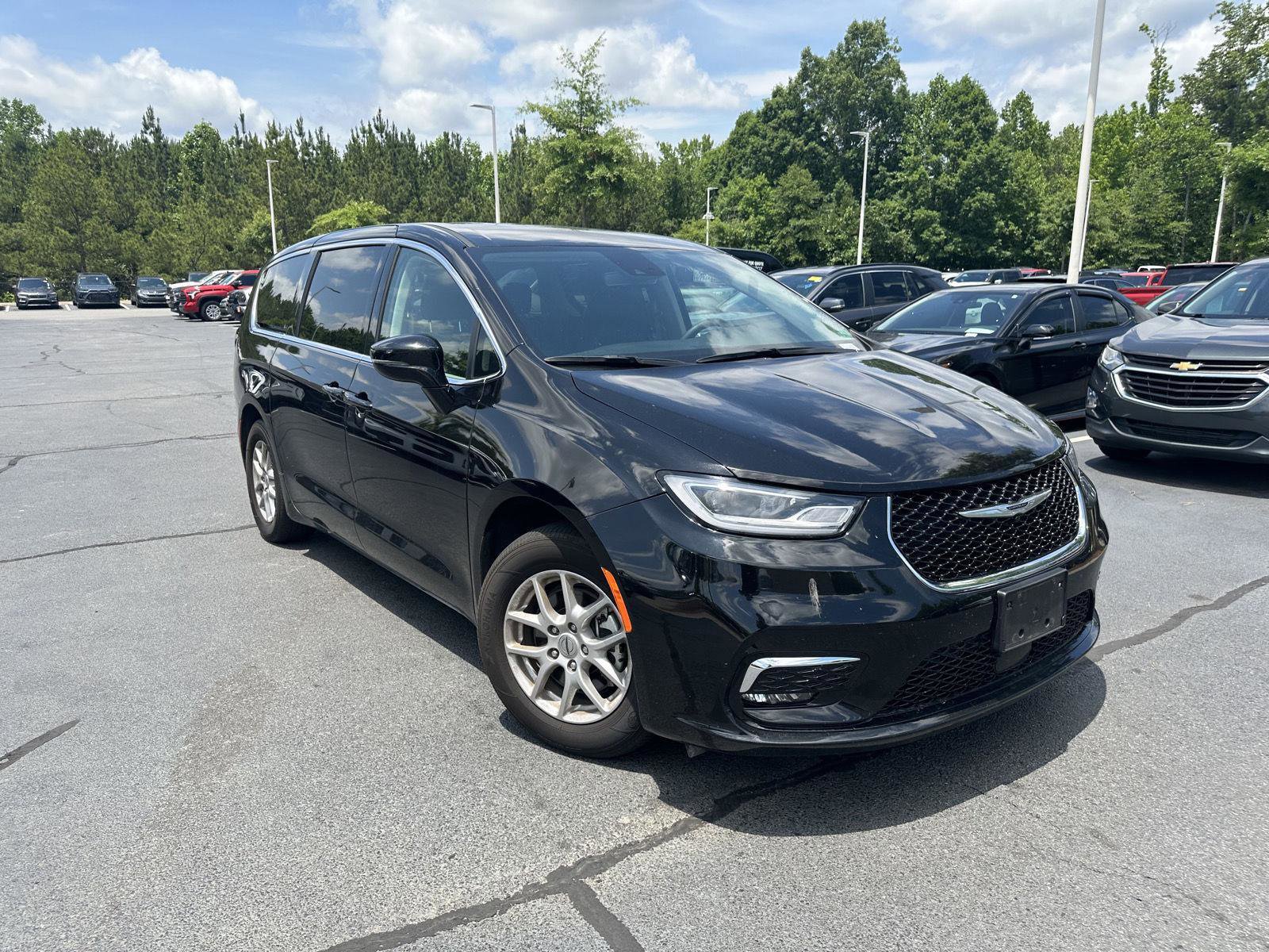 Used 2024 Chrysler Pacifica Touring-L FWD image 4
