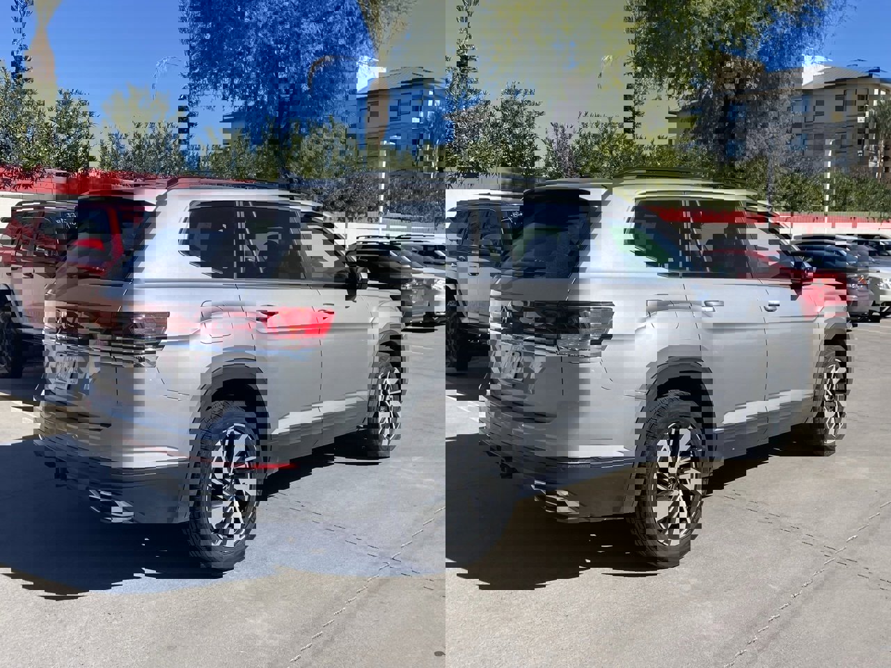 Used 2024 Volkswagen Atlas SE image 2