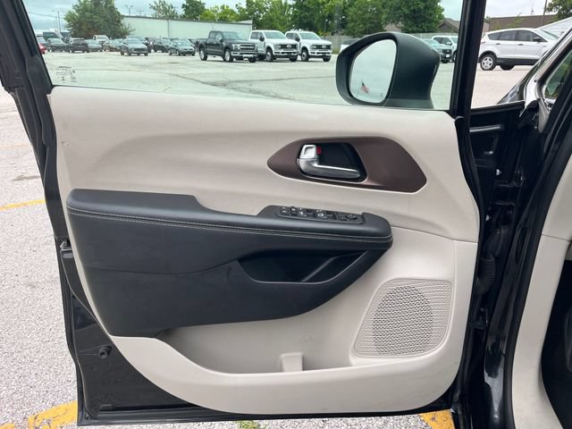 Used 2023 Chrysler Voyager LX FWD image 10