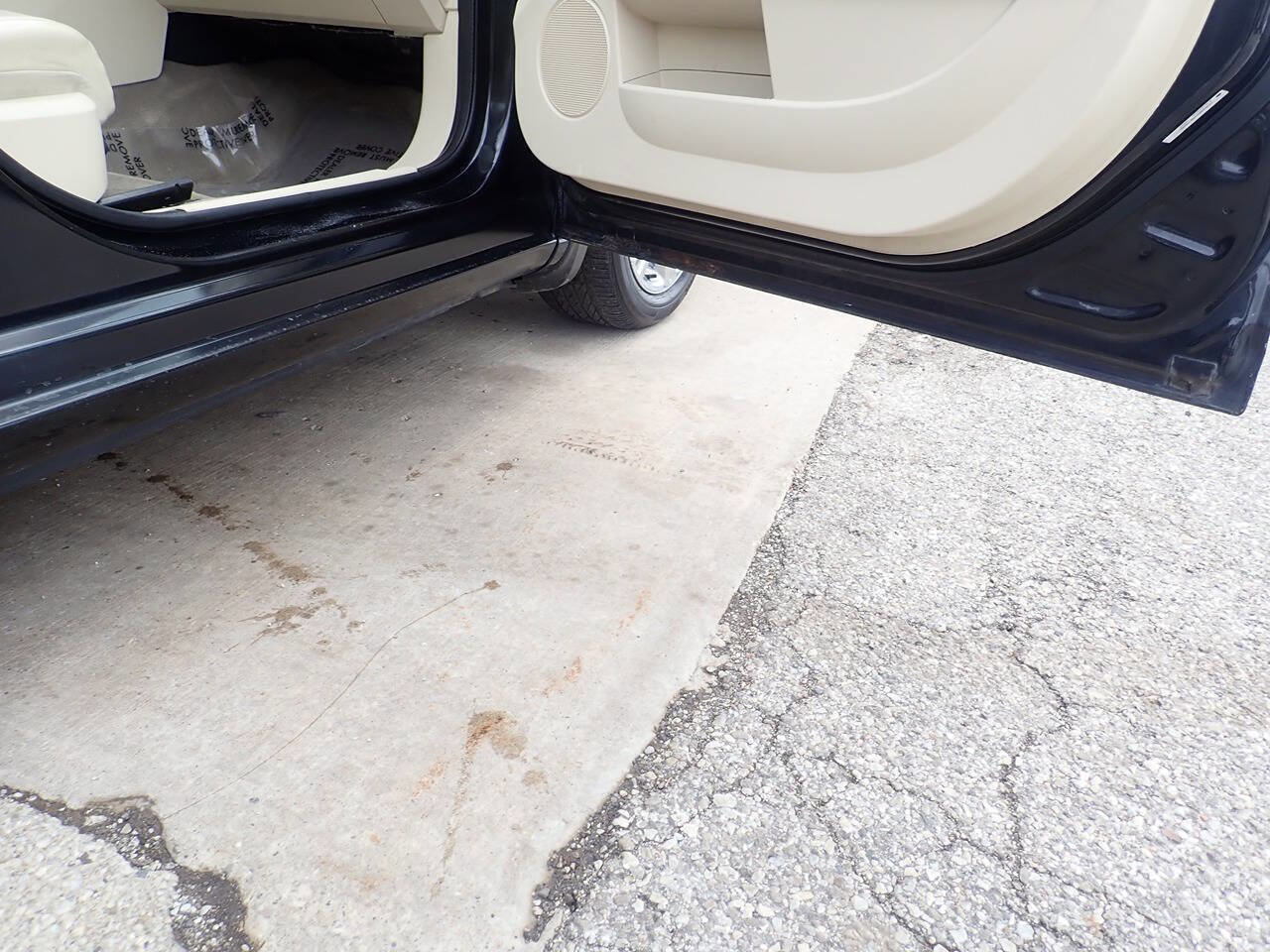 Used 2010 Chrysler Sebring Limited w/ Electronics Convenience Group image 26