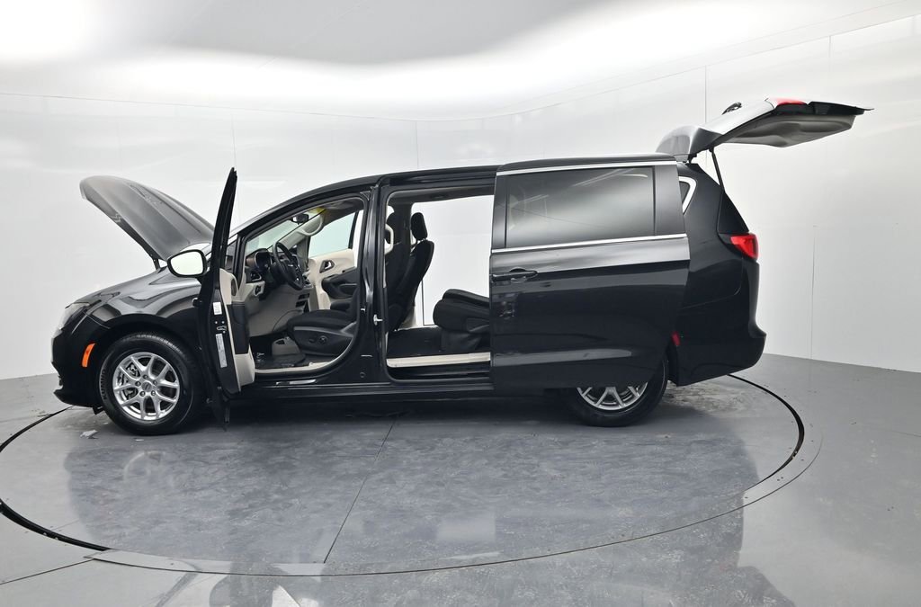 Used 2023 Chrysler Voyager LX image 64