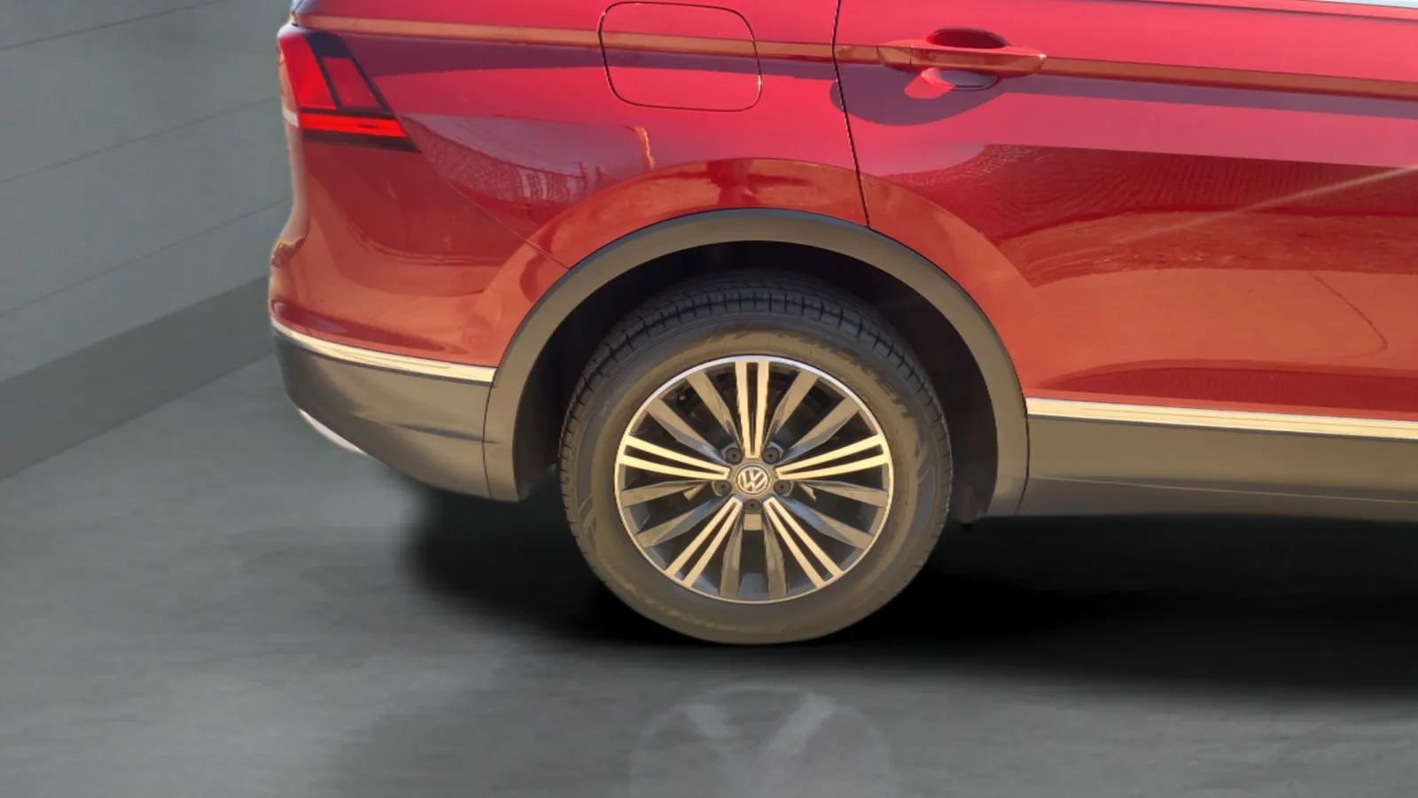 Used 2018 Volkswagen Tiguan SEL FWD image 32