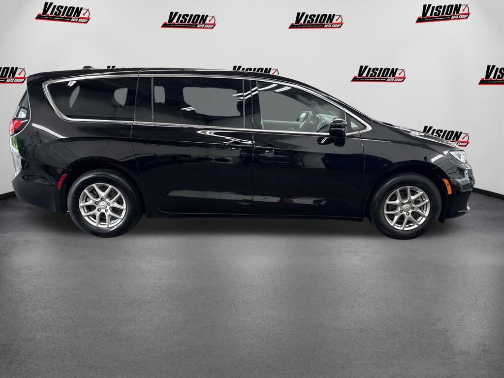 Used 2026 Chrysler Pacifica Select FWD image 4