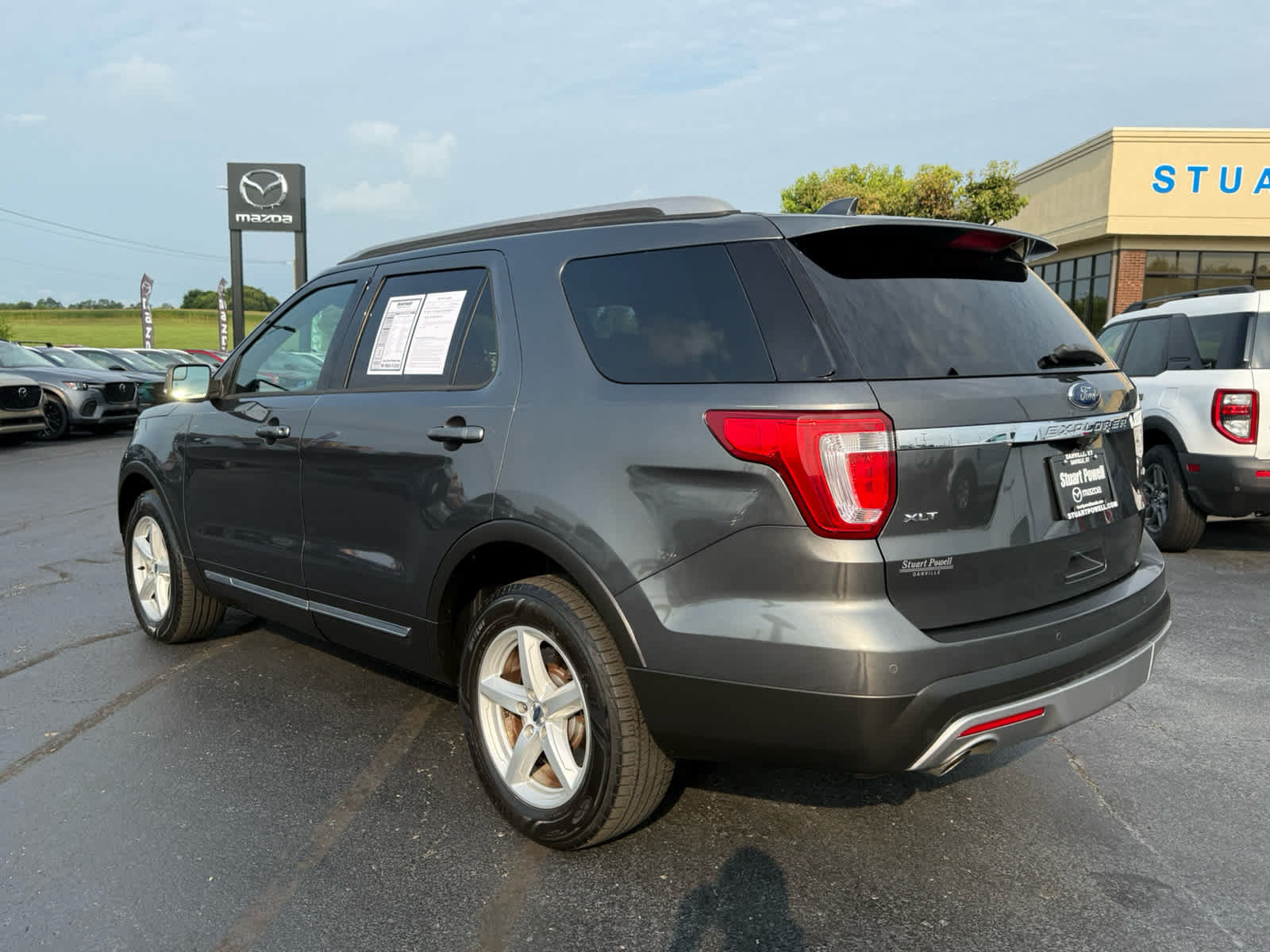 Used 2017 Ford Explorer XLT AWD/4WD image 27