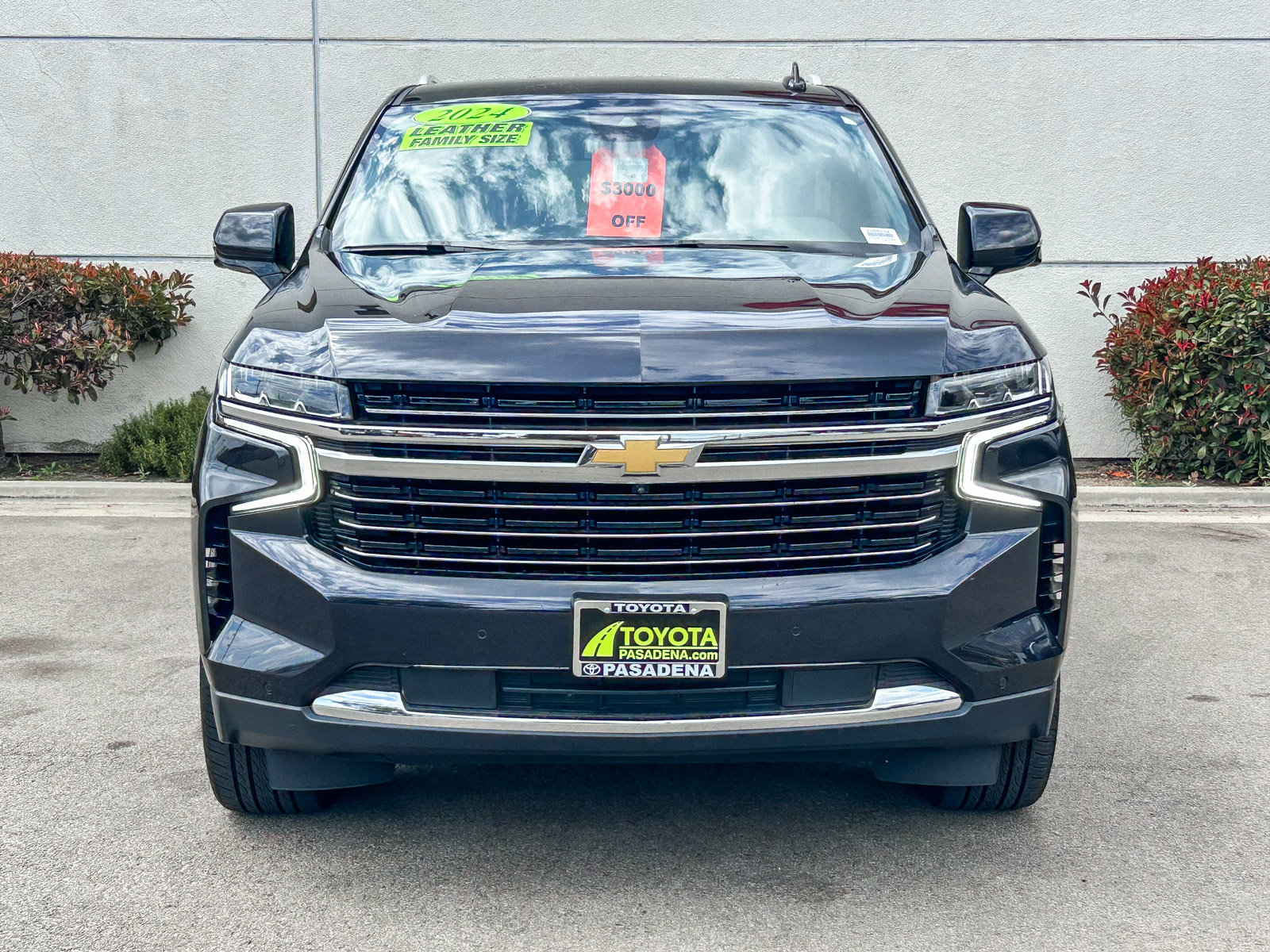 Used 2024 Chevrolet Suburban LT w/ Luxury Package image 2