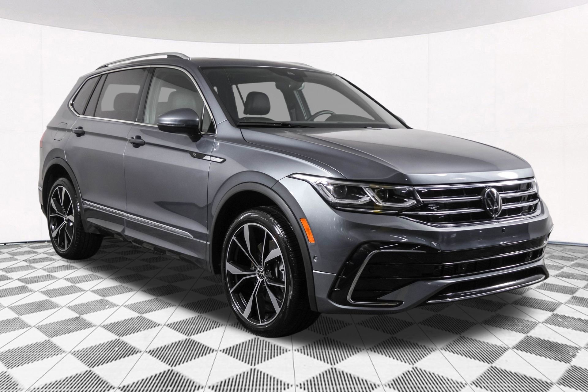 Used 2024 Volkswagen Tiguan SEL R-Line image 16