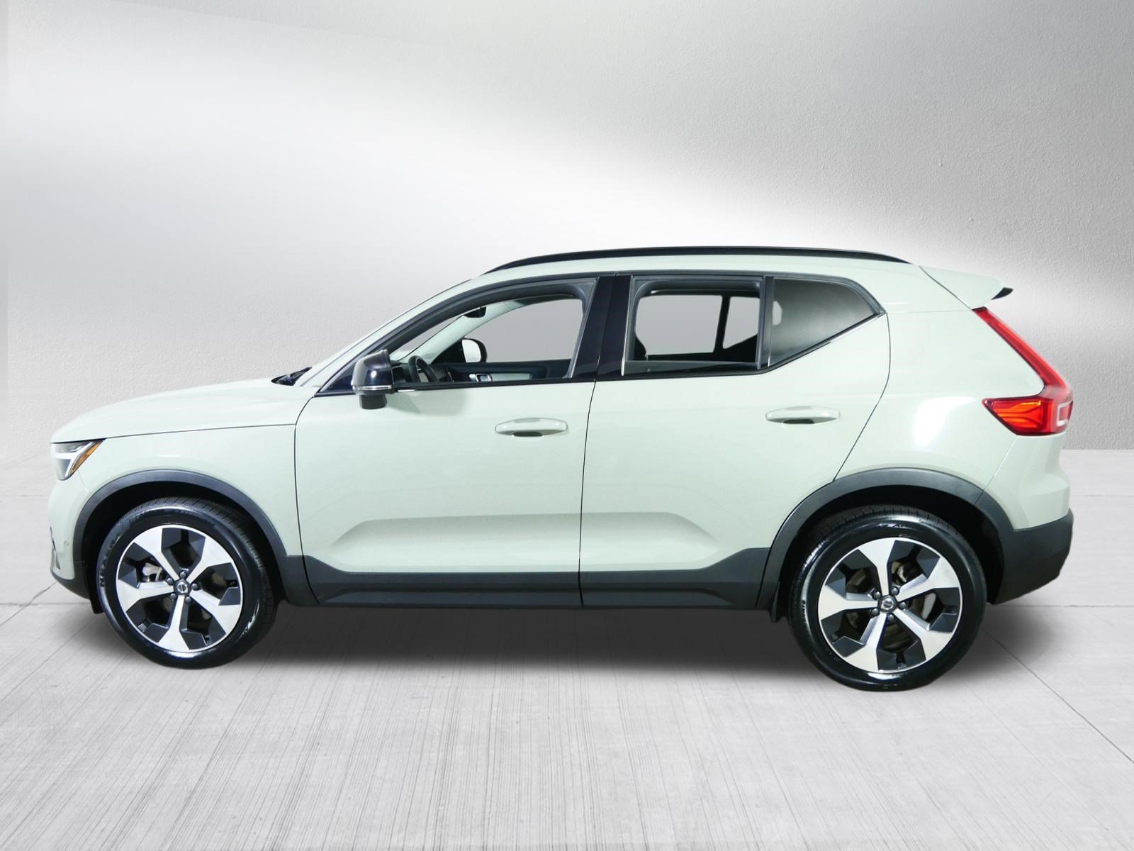Used 2023 Volvo XC40 B5 Plus w/ Driver Assist Package AWD/4WD image 4