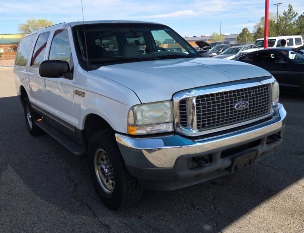 Used 2002 Ford Excursion XLT AWD/4WD image 2