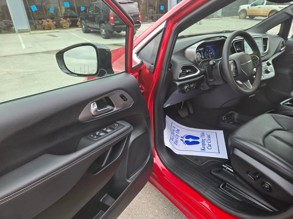 Used 2025 Chrysler Pacifica Select image 6