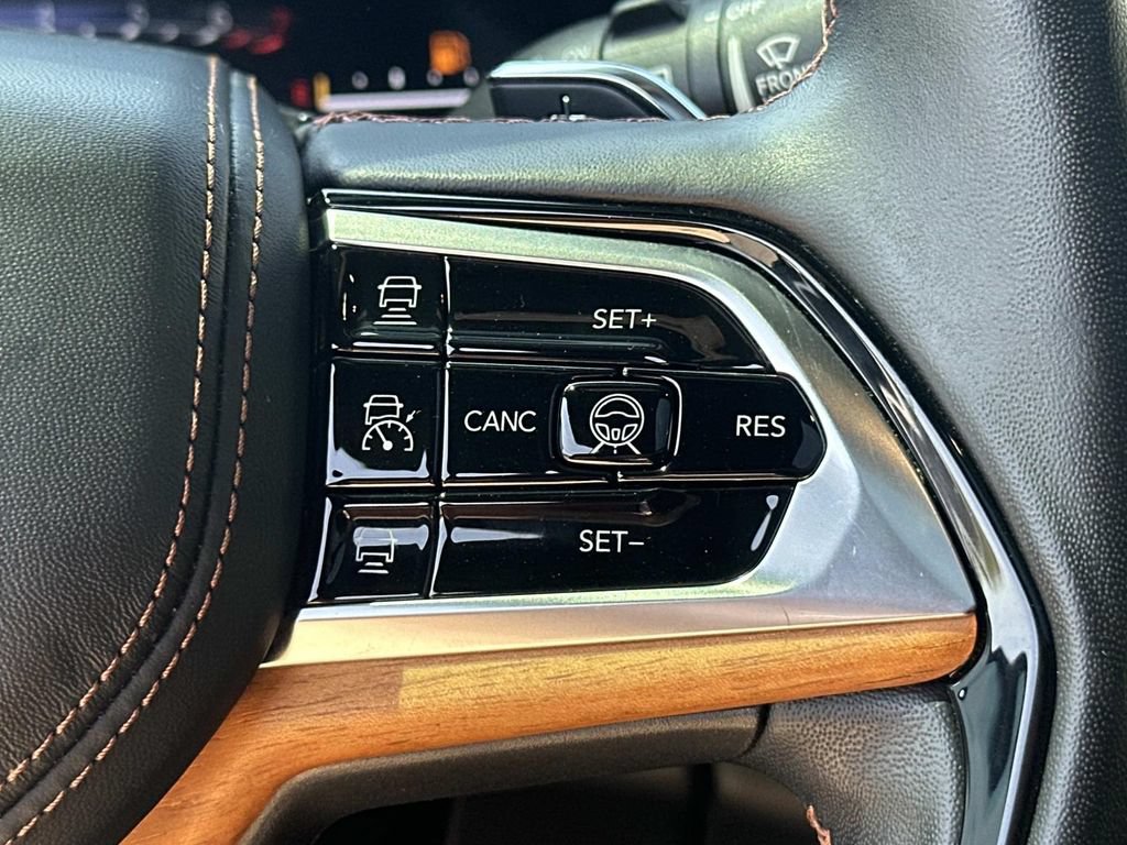 Used 2023 Jeep Grand Cherokee L Summit AWD/4WD image 25