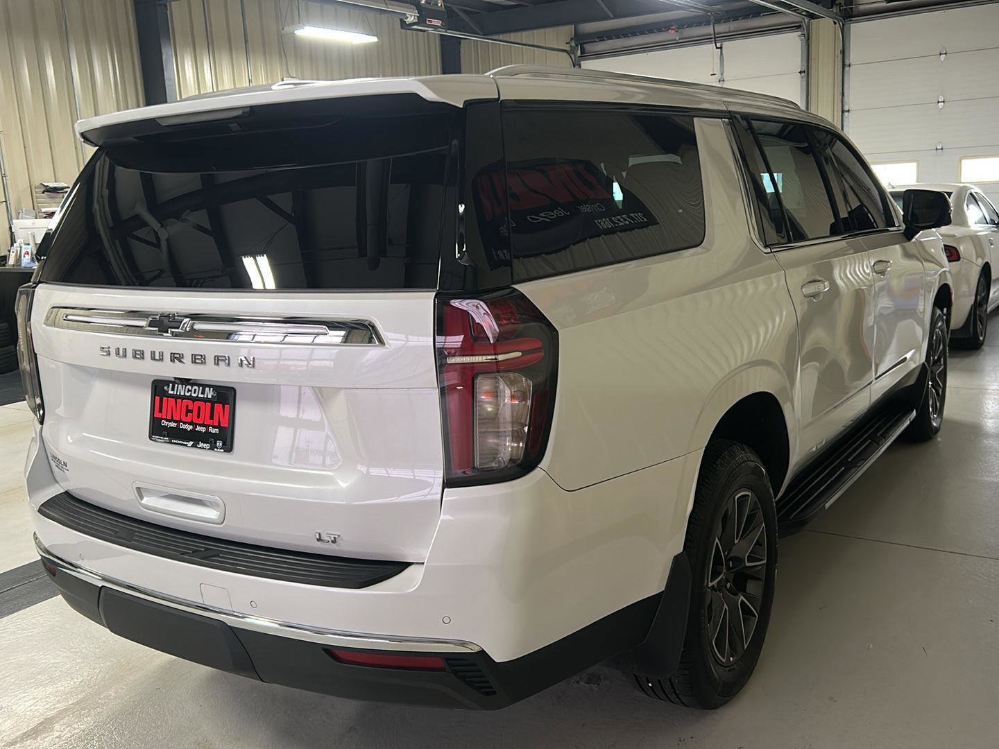 Used 2022 Chevrolet Suburban LT w/ Luxury Package image 4