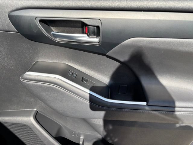 Used 2021 Toyota Highlander XLE AWD/4WD image 21