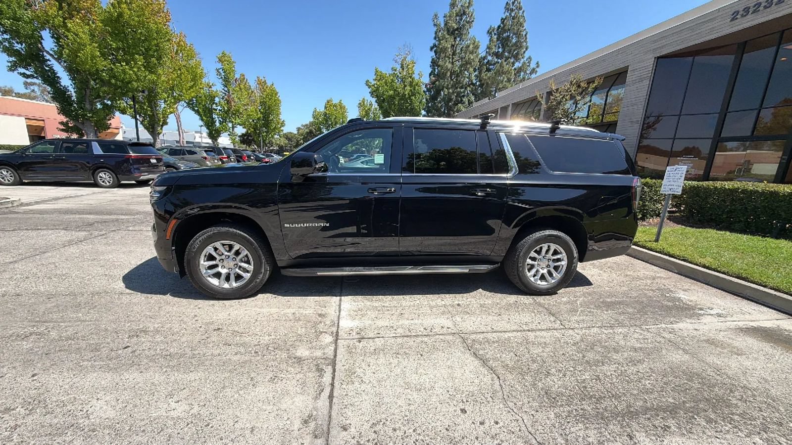 Used 2026 Chevrolet Suburban LT w/ Comfort Package RWD image 6
