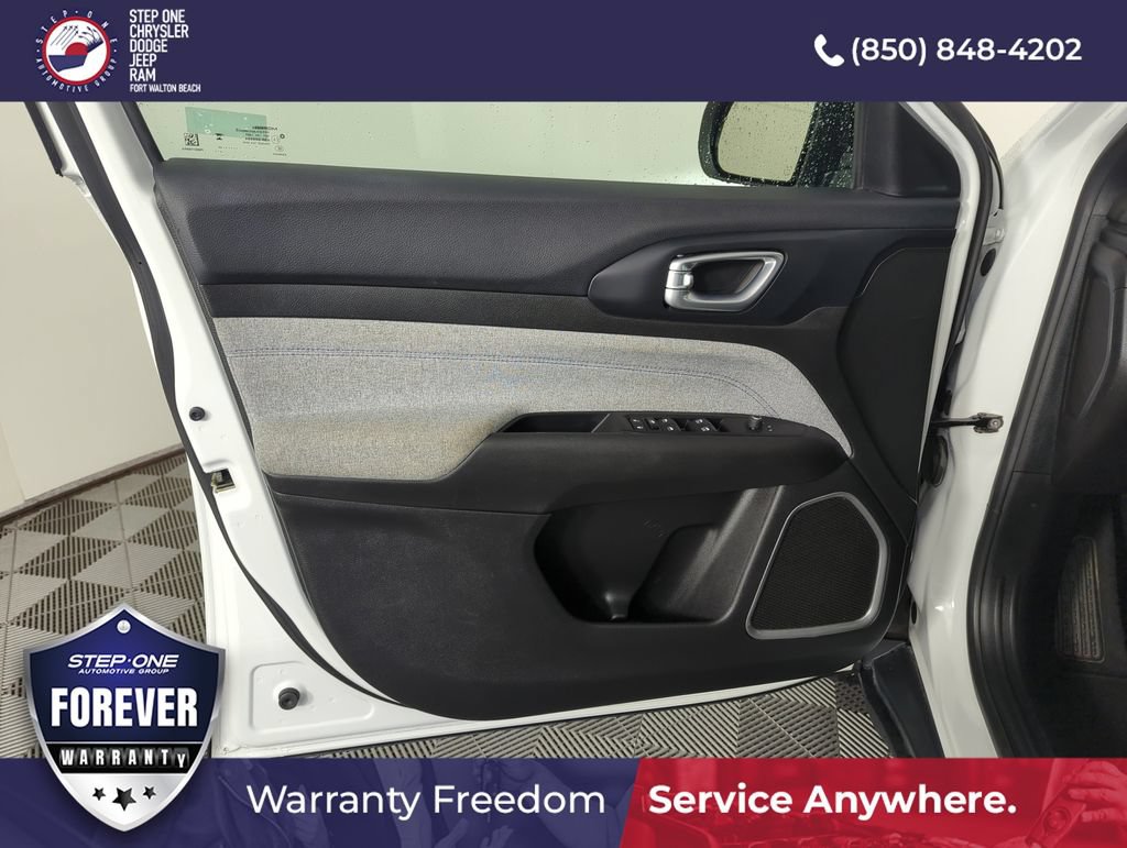 Used 2024 Jeep Compass Latitude AWD/4WD image 17