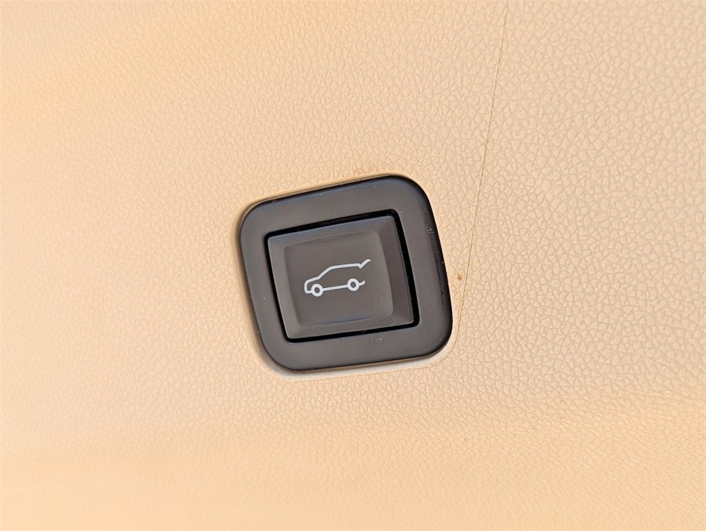 Used 2022 Cadillac Escalade Premium Luxury image 33