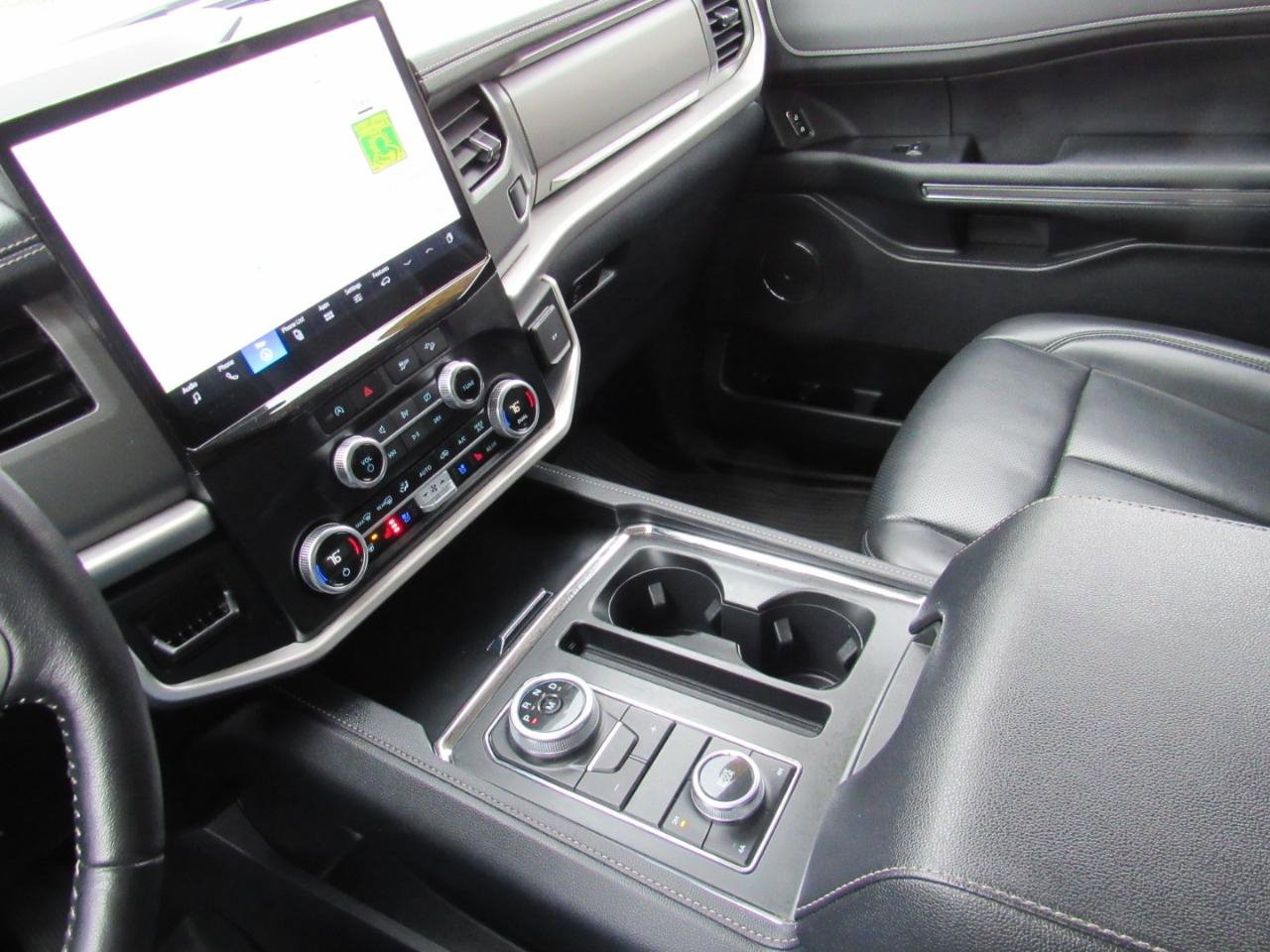 Used 2023 Ford Expedition XLT image 27