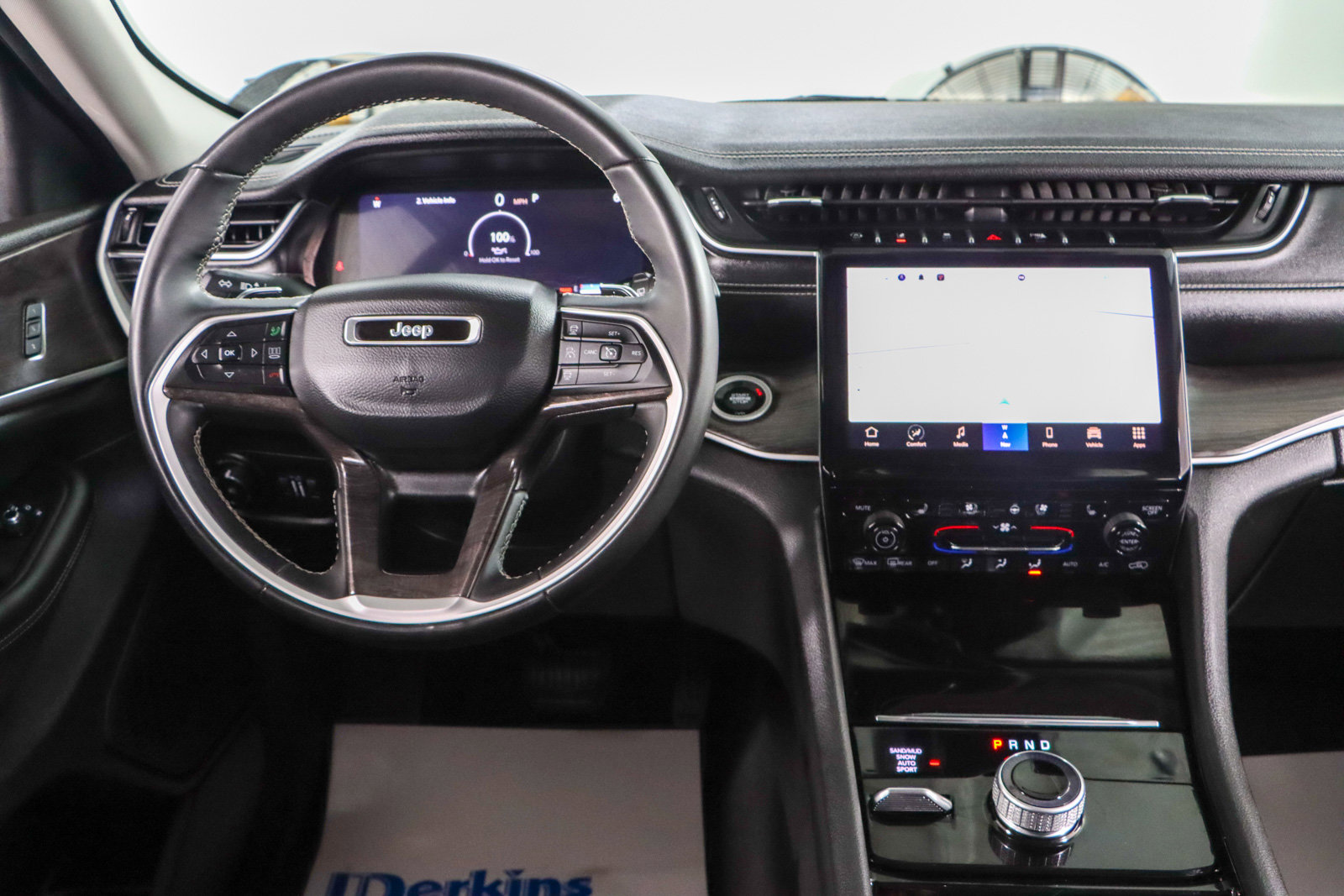 Used 2023 Jeep Grand Cherokee Limited w/ Luxury Tech Group II image 17