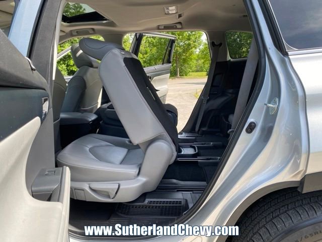Used 2024 Toyota Highlander XLE AWD/4WD image 36