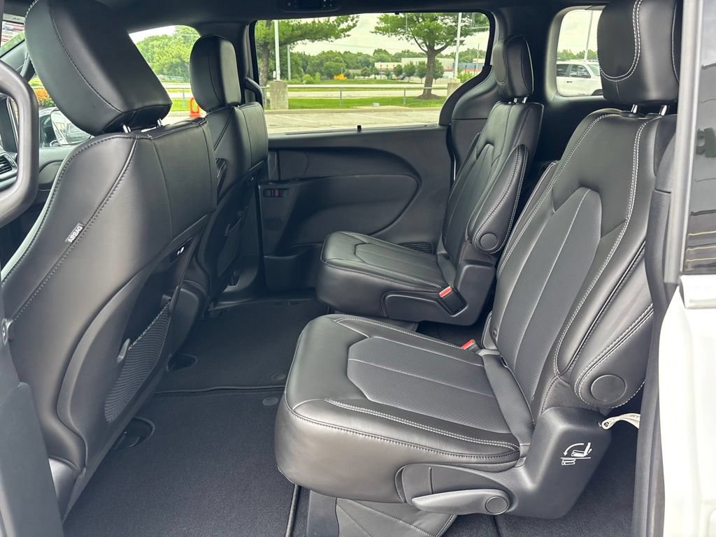 New 2027 Chrysler Pacifica Select FWD image 4