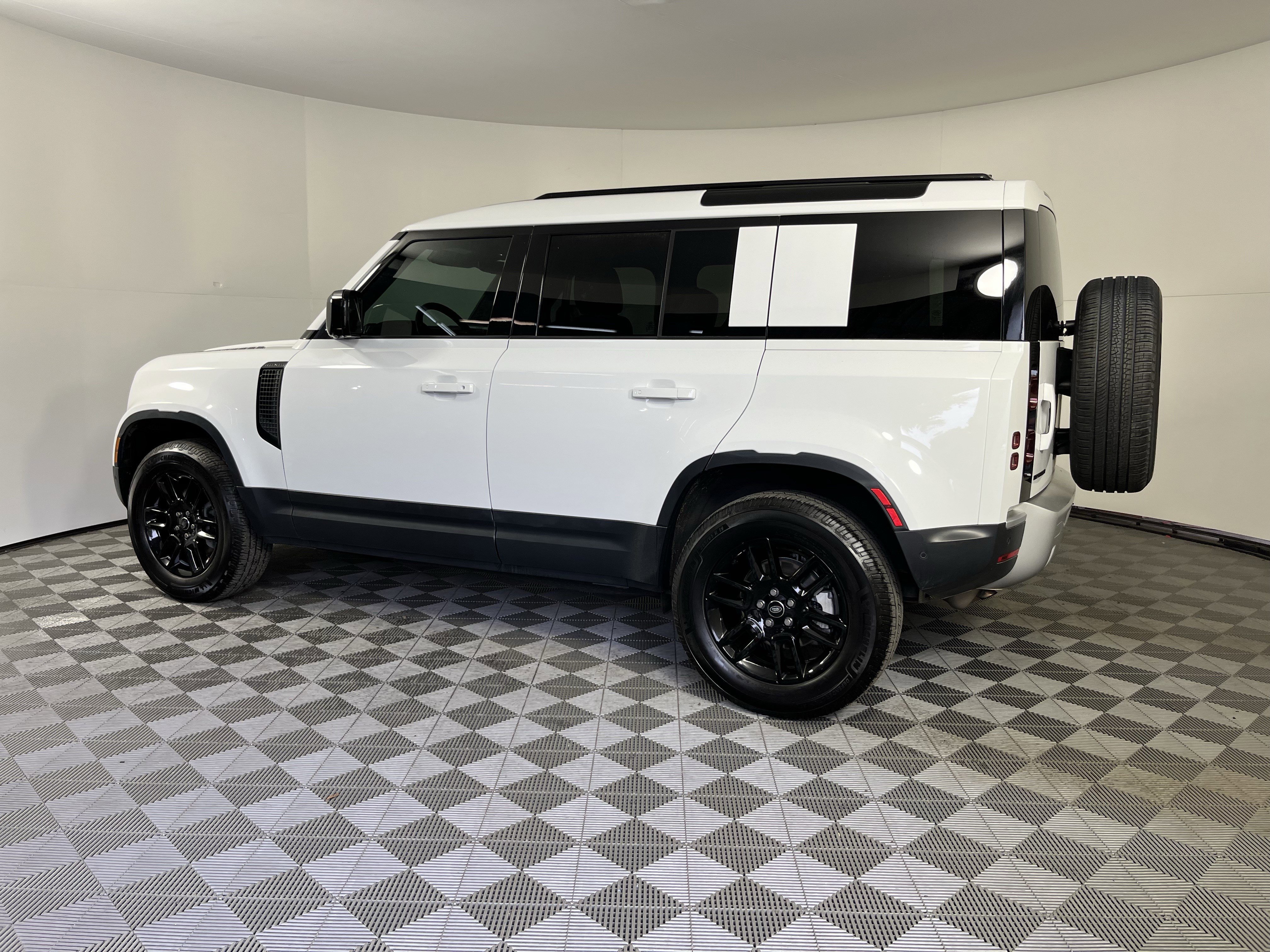 Used 2025 Land Rover Defender 110 S AWD/4WD image 2