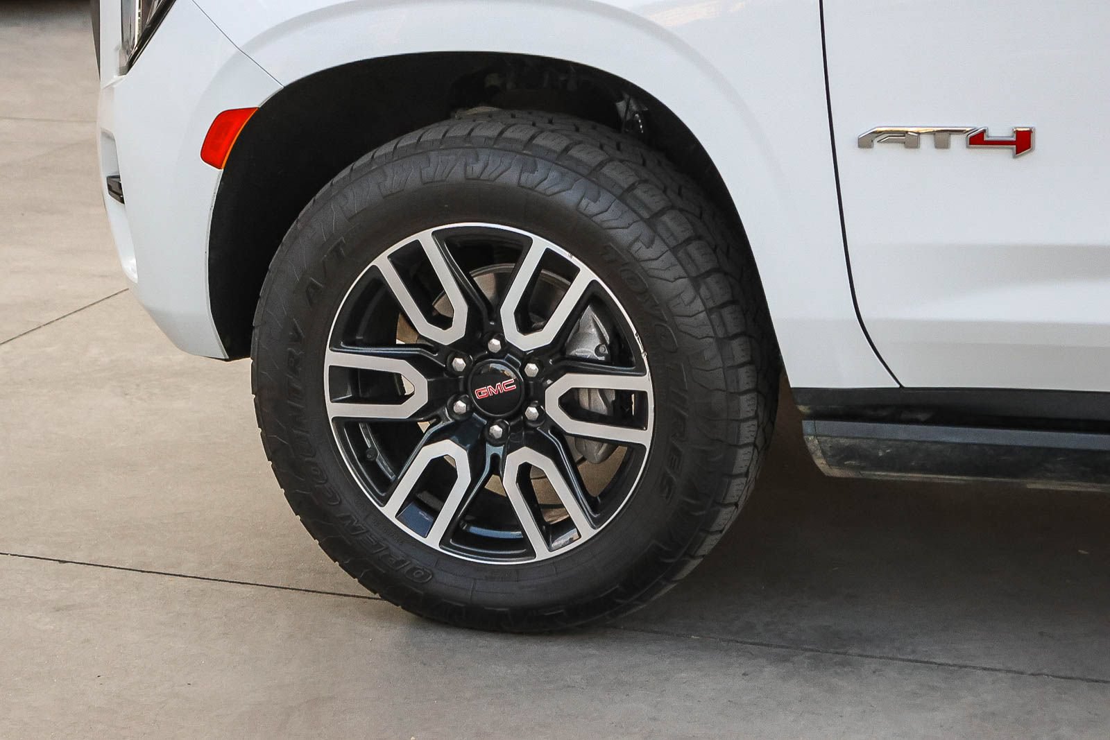 Used 2024 GMC Yukon AT4 w/ AT4 Premium Plus Package AWD/4WD image 9