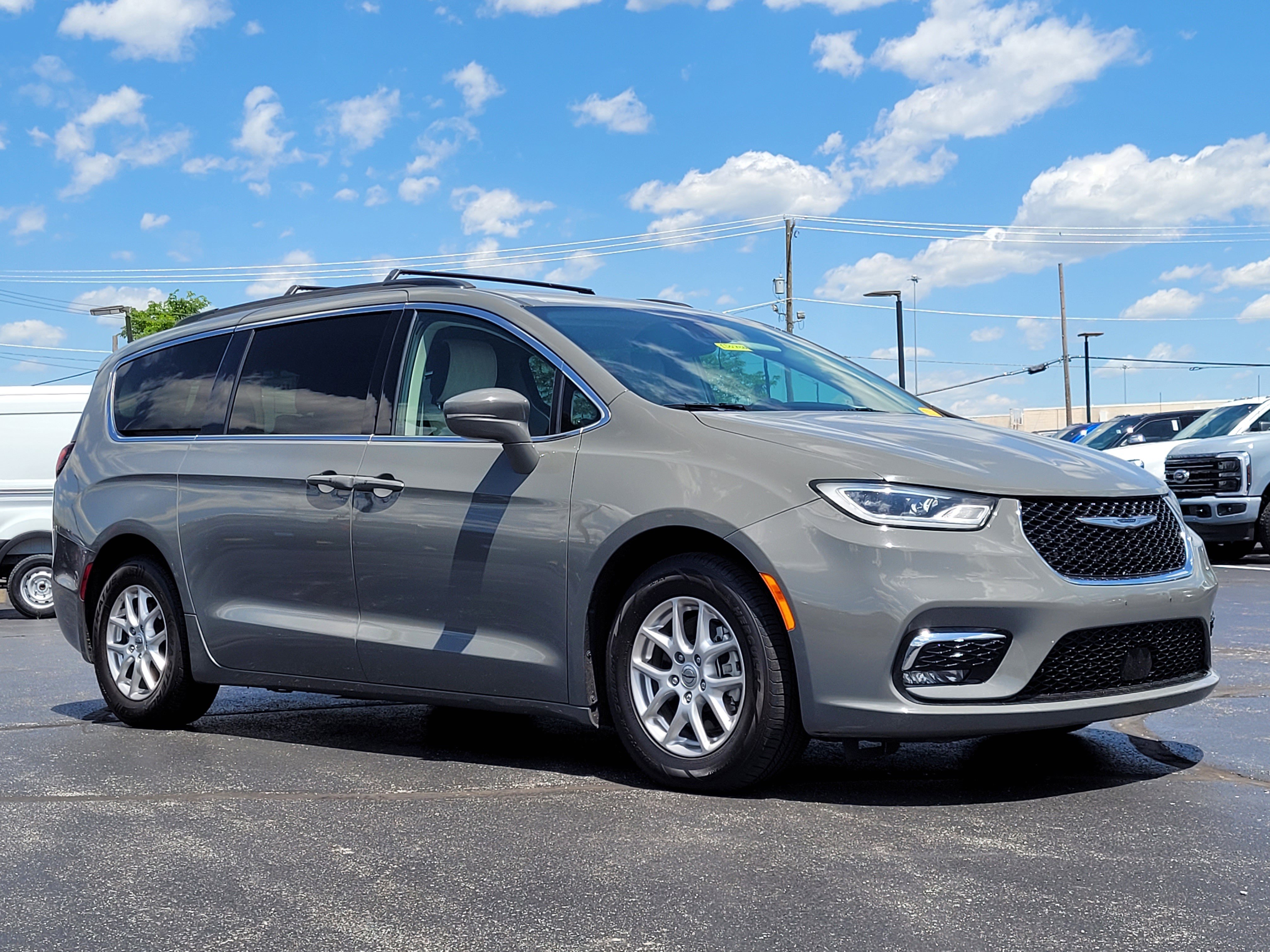 Used 2022 Chrysler Pacifica Touring-L FWD image 1