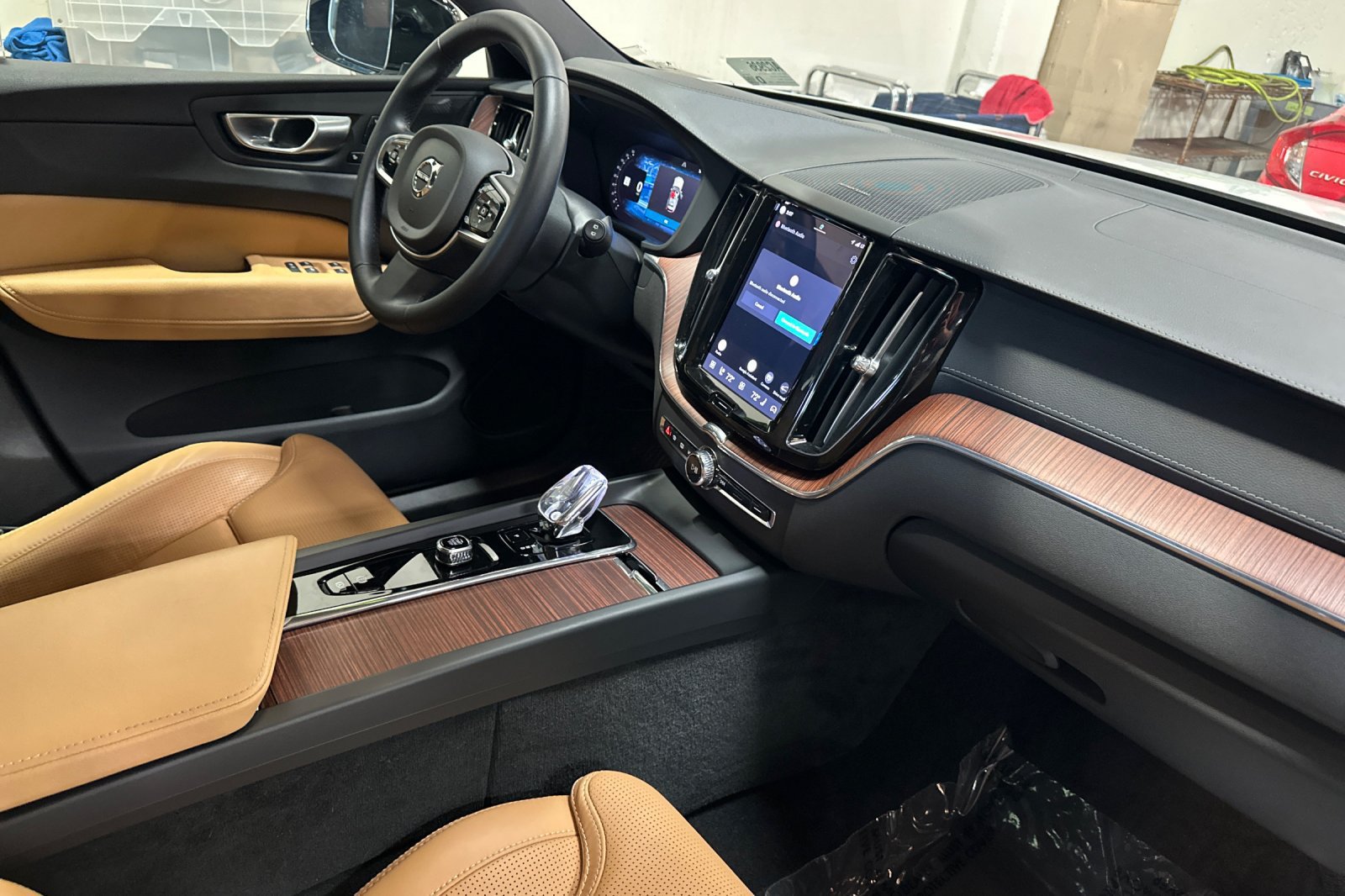 Certified 2024 Volvo XC60 T8 Ultimate w/ Protection Package Premier AWD/4WD image 19