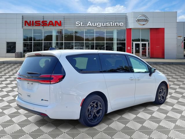 Used 2024 Chrysler Pacifica Limited FWD image 2
