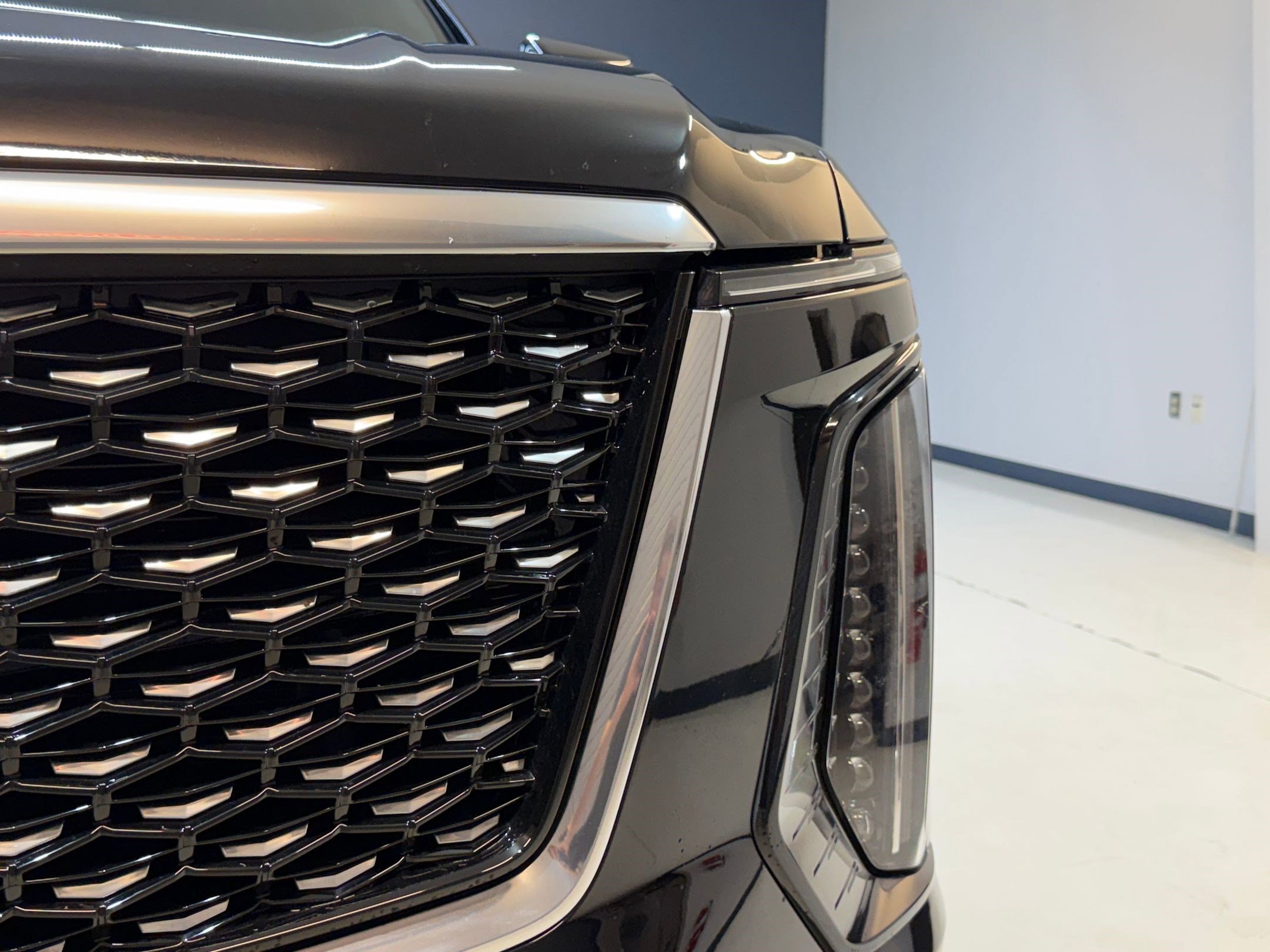 Used 2025 Cadillac Escalade ESV Luxury RWD image 9