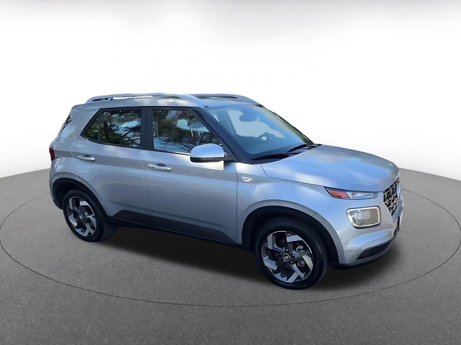 Used 2025 Hyundai Venue SEL video 2