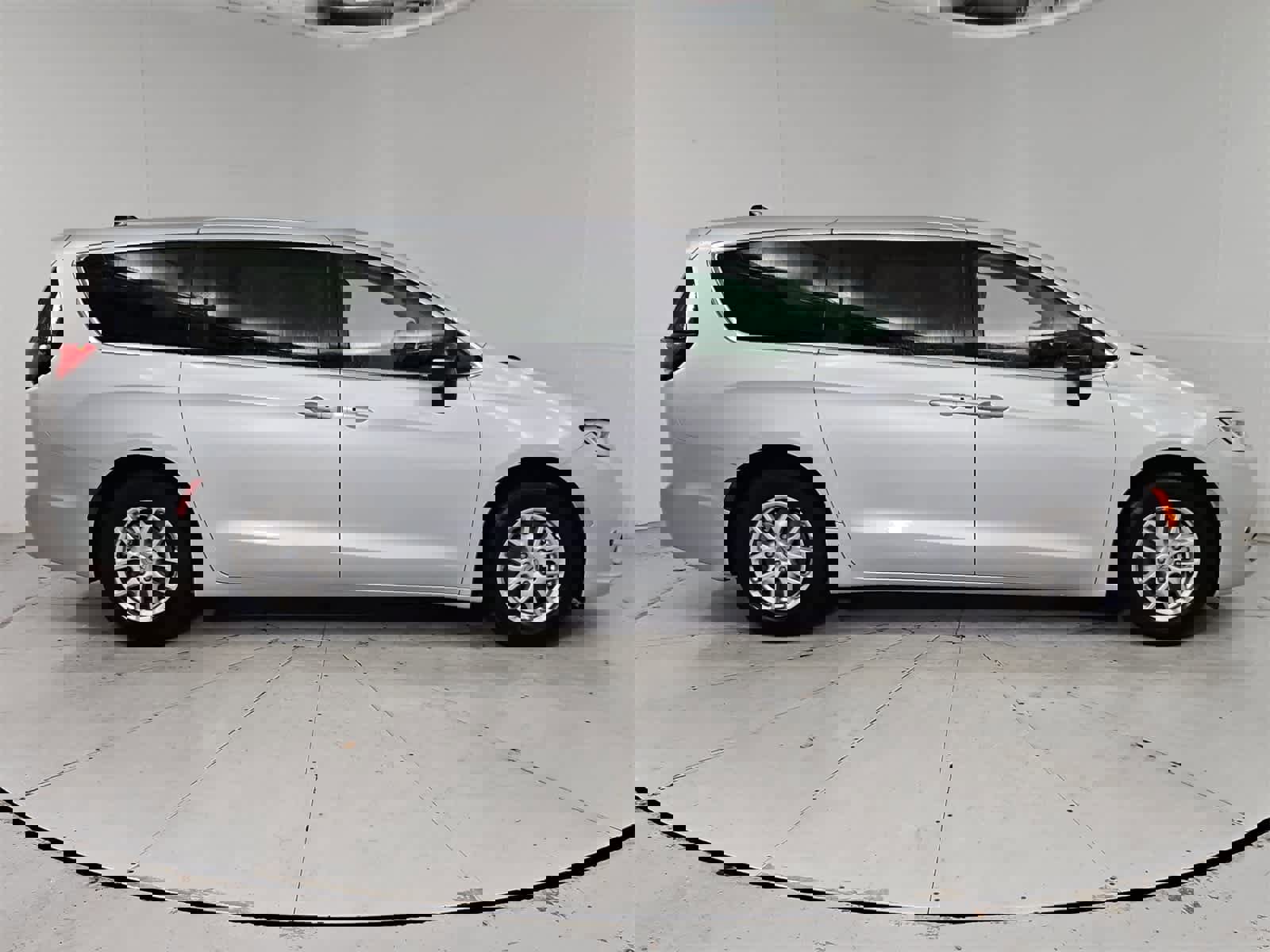 Used 2024 Chrysler Pacifica Touring-L image 7